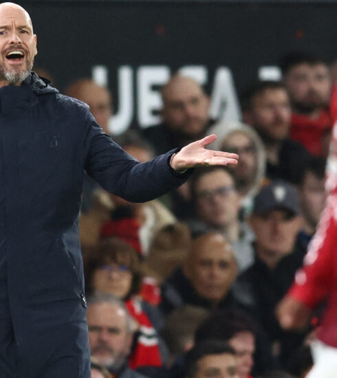 HLV Ten Hag chỉ đạo trong trận Man Utd hòa Twente 1-1 ở lượt đầu vòng bảng Europa League trên sân Old Trafford, Manchester ngày 25/9. Ảnh: AFP