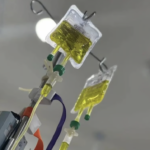 Nhiều thanh niên Hàn Quốc, Trung Quốc cho rằng truyền dịch qua tĩnh mạch sẽ giúp giảm căng thẳng, mệt mỏi. Ảnh: Weixin