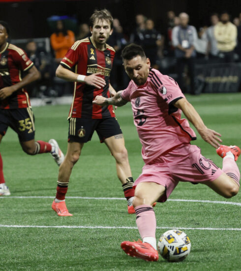 Tiền đạo Inter Miami Lionel Messi (10) dứt điểm trong trận gặp chủ nhà Atalanta ở MLS ngày 18/9/2024. Ảnh: AP