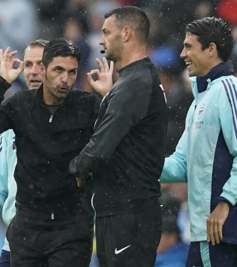 HLV Arsenal Mikel Arteta phản ứng với trọng tài bàn sau khi Trossard lĩnh thẻ đở trong trận hòa Man City 2-2 trên sân Etihad ở vòng 5 Ngoại hạng Anh ngày 22/9. Ảnh: AP