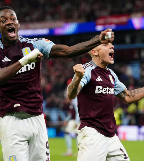 Jhon Duran (trái) mừng chiến thắng trước Bayern. Ảnh: PA