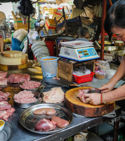 Tiểu thương bán thịt heo tại chợ chung cư Vĩnh Hội (quận 4, TP HCM). Ảnh: Quỳnh Trần