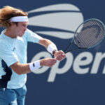 Rublev đánh thuận tay trong trận gặp Rinderknech trên sân số 17 ở tổ hợp quần vợt Flushing Meadows, New York. Ảnh: Reuters