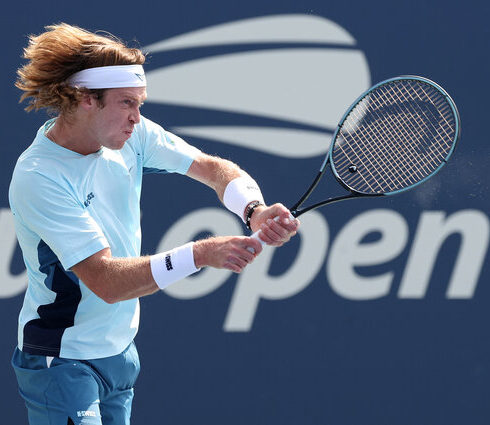 Rublev đánh thuận tay trong trận gặp Rinderknech trên sân số 17 ở tổ hợp quần vợt Flushing Meadows, New York. Ảnh: Reuters