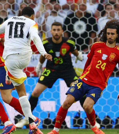 Jamal Musiala sút bóng trúng tay Marc Cucurella trong trận tứ kết Euro 2024, Tây Ban Nha 2-1 Đức hôm 5/7. Ảnh: Reuters