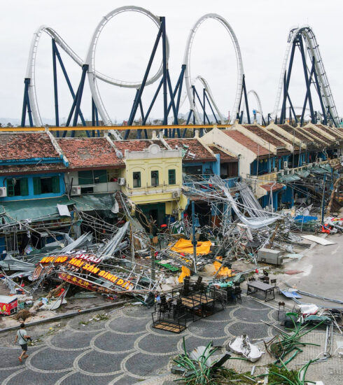 Khu phố Cổ, sát công viên Hạ Long, tan hoang sau bão. Ảnh:Giang Huy