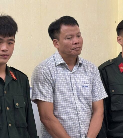 Ông Đồng Xuân Thụ khi bị bắt ở Hà Nội. Ảnh: Công an cung cấp