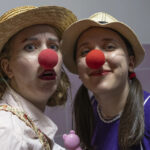 Hai chú hề tình nguyện 22 tuổi đến thăm trẻ ở bệnh viện Okhmatdyt, Kiev, Ukraine. Ảnh: AP