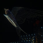 Các drone trình diễn hình ảnh chim yến bay lên bầu trời trong đêm khai mạc Festival Biển Nha Trang - Khánh Hoà 2023. Ảnh: Bùi Toàn