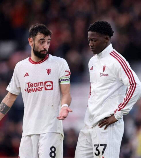 Fernandes (trái) và Mainoo trong một trận Ngoại hạng Anh cùng Man Utd ở mùa 2023-2024. Ảnh: AFP