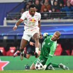 Thủ môn Di Gregorio (áo xanh) trong tình huống bị xác định dùng tay cản bóng ngoài vòng cấm và lĩnh thẻ đỏ. Ảnh: RB Leipzig