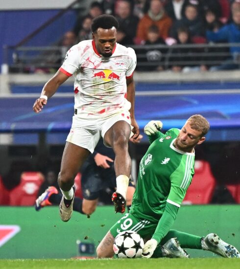 Thủ môn Di Gregorio (áo xanh) trong tình huống bị xác định dùng tay cản bóng ngoài vòng cấm và lĩnh thẻ đỏ. Ảnh: RB Leipzig