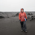 Phi hành gia NASA Christina Koch đứng giữa quang cảnh cằn cỗi của Iceland trong một khóa huấn luyện thực địa về địa chất. Ảnh: NASA/Robert Markowitz