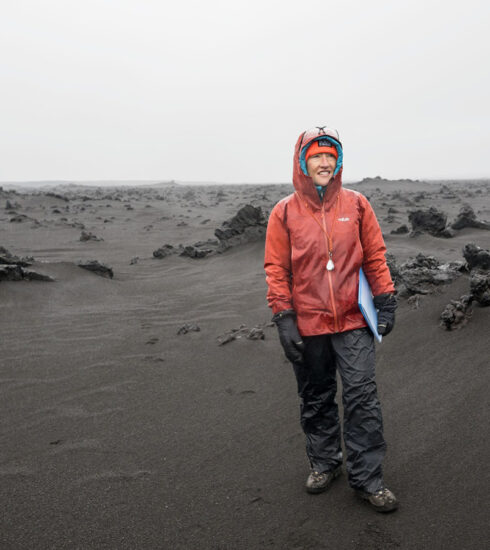 Phi hành gia NASA Christina Koch đứng giữa quang cảnh cằn cỗi của Iceland trong một khóa huấn luyện thực địa về địa chất. Ảnh: NASA/Robert Markowitz