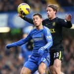 Ronnie Stam (phải) tranh bóng với Eden Hazard trong trận Ngoại hạng Anh giữa Chelsea với Wigan tháng 1/2022. Ảnh: ANP