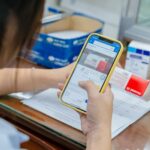 Với vài thao tác trên điện thoại, dược sĩ Long Châu có thể xử lý đơn thuốc trong tích tắc. Ảnh: FPT Long Châu