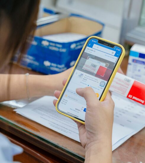 Với vài thao tác trên điện thoại, dược sĩ Long Châu có thể xử lý đơn thuốc trong tích tắc. Ảnh: FPT Long Châu