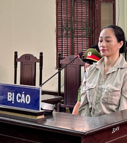 Cô đồng bói cau Trương Thị Hương tại tòa. Ảnh: Lê Tân