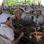 Công nhân Nidec Việt Nam trong giờ ăn ca. Ảnh: Lê Tuyết