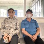 Ông Hoàng Việt Ái và vợ Nguyễn Thị Thơm ở Bệnh viện K cơ sở Tân Triều, Hà Nội để chăm con trai bị u não trán trái, chiều 14/9. Ảnh: Quỳnh Nguyễn