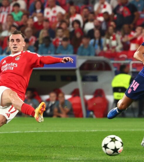 Kerem Arturkoglu (trái) mở tỷ số trận Benfica 4-0 Atletico tối 2/10. Ảnh: AP