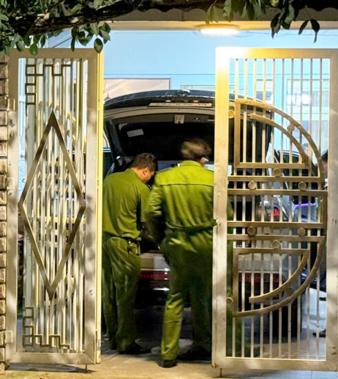 Nhiều cảnh sát làm việc tại nhà ông Công, tối 24/9. Ảnh: Hoài Thanh