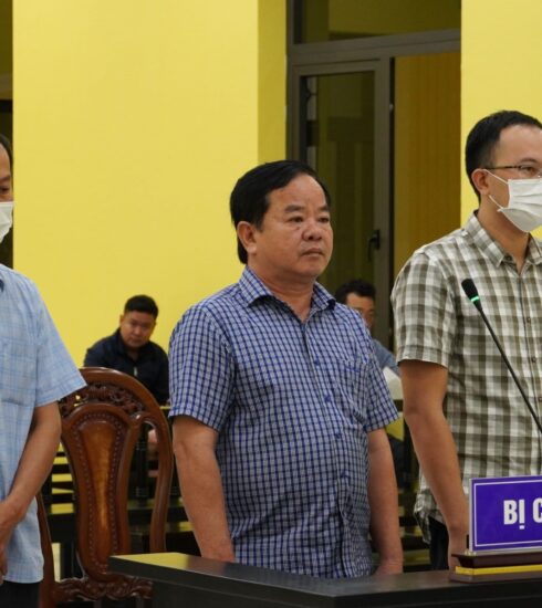 Nhàn, Phương và Thanh (từ phải sang) tại tòa. Ảnh: An Minh