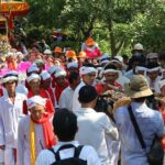 Các sư cả và đồng bào Chăm rước y trang của nữ thần lên tháp Pô Sah Inư (TP Phan Thiết) trong lễ hội Ka tê, sáng 2/10. Ảnh: Việt Quốc