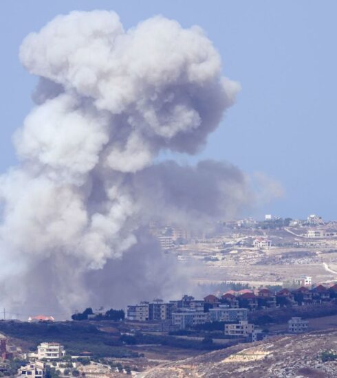 Khói bốc lên sau các cuộc không kích của Israel vào Nabatiyeh, miền nam Lebanon ngày 23/9. Ảnh: AP