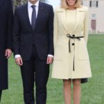Đệ nhất phu nhân Brigitte Macron nhiều lần ghi điểm với váy ngắn. Ảnh: Tomandlorenzo