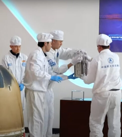 Các kỹ thuật viên lấy mẫu vật thu thập ở phía xa Mặt Trăng từ khoang tàu Hằng Nga 6. Ảnh: CCTV