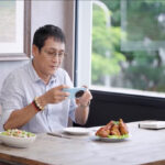 Nhiếp ảnh gia Minh Hòa hướng dẫn chụp ẩm thực trong khóa học.