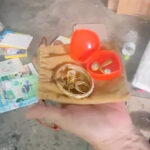 Túi nữ trang được nhóm chị Vân Nam tìm thấy trong thùng hàng cứu trợ từ Đà Nẵng gửi lên Lào Cai, chiều 16/9. Ảnh: Viên Sa