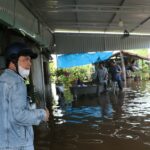 Nước bất ngờ tràn vào nhà dân thôn Phú Sơn, xã Hàm Mỹ, sáng 28/8. Ảnh: Việt Quốc