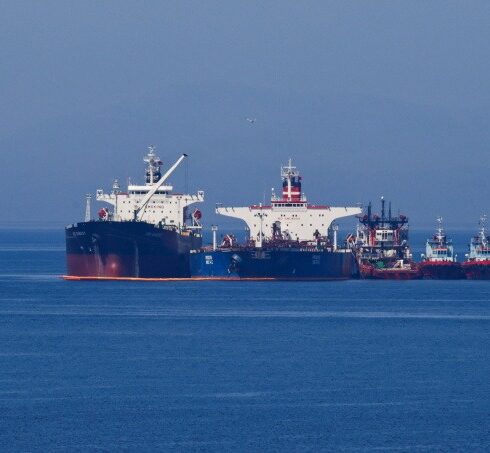Dầu thô đang được chuyển giữa hai tàu dầu treo cờ Iran và Liberia ở ngoài khơi Hy Lạp. Ảnh: Reuters