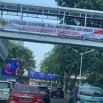 Biểu ngữ phản đối cầu thủ nhập tịch ở cầu vượt dành cho người đi bộ tại thủ đô Jakarta, Indonesia. Ảnh X/Endragnwn