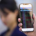 Giao dịch chứng khoán tại chi nhánh Công ty chứng khoán Yuanta ở quận 1, TP HCM. Ảnh: Quỳnh Trần