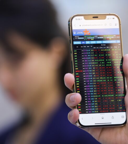 Giao dịch chứng khoán tại chi nhánh Công ty chứng khoán Yuanta ở quận 1, TP HCM. Ảnh: Quỳnh Trần