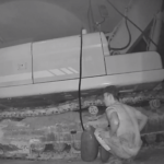 Camera ghi lại cảnh người đàn ông hút trộm dầu trong xe thi công.