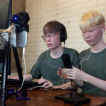 Xuân Huy (đeo kính) và Xuân Hùng chuẩn bị cho một buổi livestream tại nhà. Anh: Nhân vật cung cấp