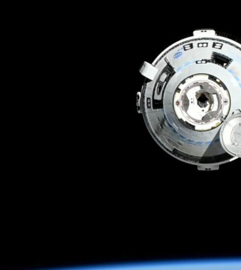 Tàu Starliner của Boeing tiếp cận Trạm Vũ trụ Quốc tế (ISS) để ghép nối đầu tháng 6. Ảnh: NASA TV