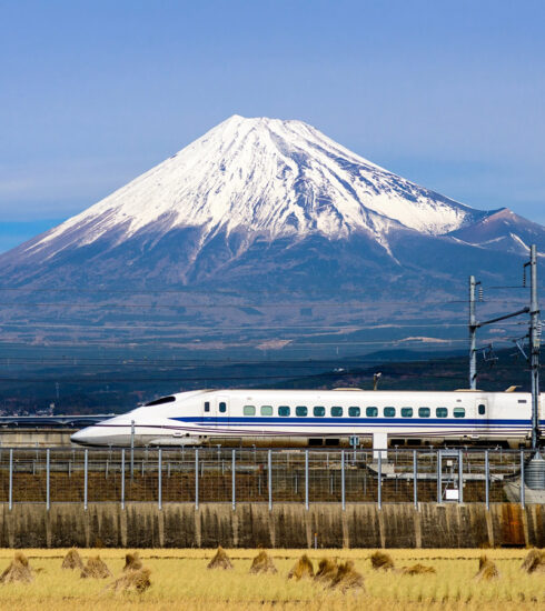 Tuyến tàu Shinkansen Joetsu của Nhật Bản hiện có tốc độ tối đa 275 km/h. Ảnh: Deposit Photos