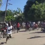 Người dân tháo chạy ở Saint Marc, Haiti. Ảnh: AP