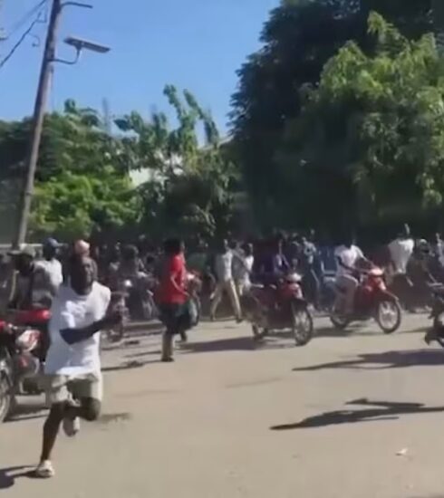 Người dân tháo chạy ở Saint Marc, Haiti. Ảnh: AP