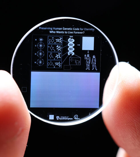 Tinh thể 5D lưu trữ bộ gene người có thể tồn tại hàng tỷ năm. Ảnh: Đại học Southampton