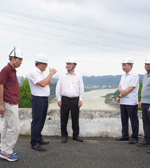 Bộ trưởng Huỳnh Thành Đạt ((giữa) khảo sát tại Thủy điện Hòa Bình. Ảnh: TTTT