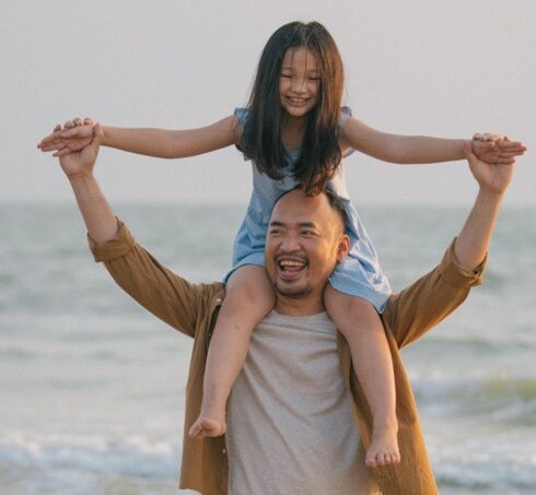 Diễn viên Tiến Luật bên bé Bảo Thy trong phim điện ảnh Dân chơi không sợ mưa rơi. Ảnh: Thu Thảo