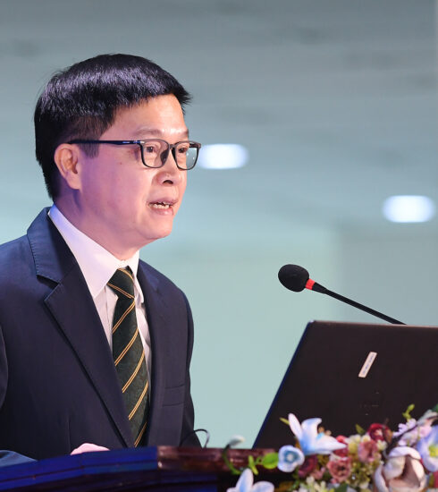 GS Hoàng Văn Minh chia sẻ kết quả nghiên cứu tại hội thảo. Ảnh: NT