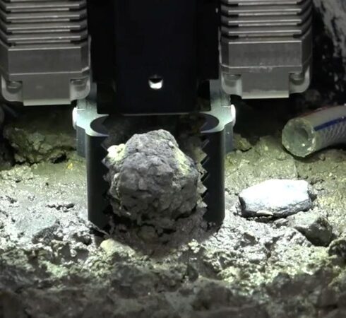 Hình ảnh mô phỏng quá trình thu gom mảnh vỡ chứa nhiên liệu hạt nhân nóng chảy trong lò phản ứng ở nhà máy Fukushima. Ảnh: TEPCO