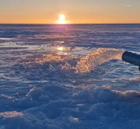 Nước biển được bơm lên tuyết trên mặt băng để làm dày lớp băng. Ảnh: Real Ice